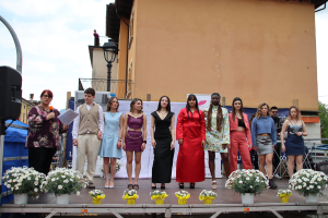 Studenti della sezione moda sul palco con le loro creazioni